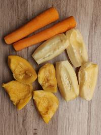 Papaya und Mango schälen. Die Kerne aus der...