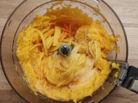 Papaya, Mango und Karotten fein reiben oder in...
