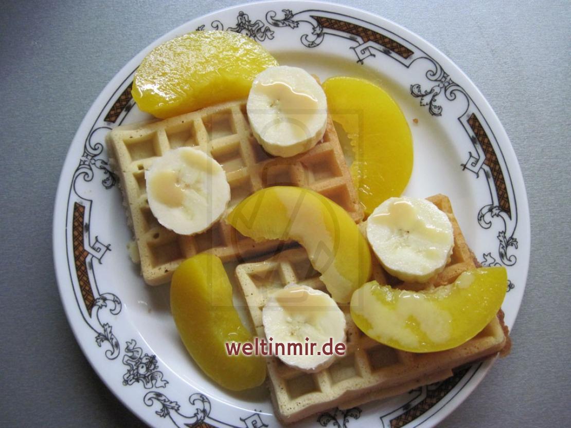 Waffeln mit Obst und Karamelllikör • Rezept | weltinmir.de