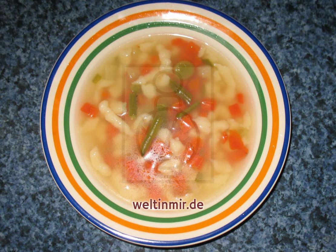 Gemüse-Suppe aus Brühe • Rezept | weltinmir.de