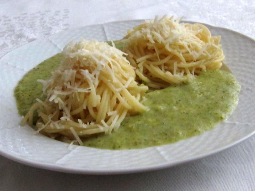 Spaghetti mit Brokkolisauce • Rezept | weltinmir.de