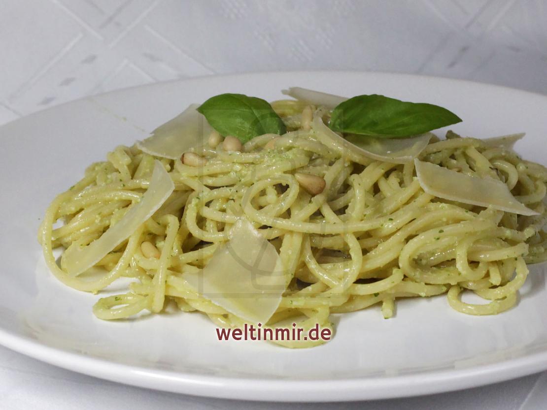 Spaghetti mit Basilikum Pesto • Rezept | weltinmir.de