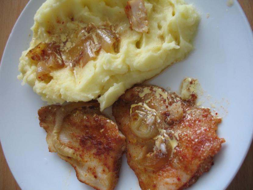 In Butter gebratenes Pangasiusfilet mit Zwiebel • Rezept | weltinmir.de