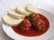 Fleischkugeln mit Knödel und Sauce 