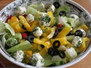 Gemischter Salat mit Käsekügelchen