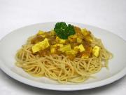 Kurkuma pikanter Tofu mit Spaghetti